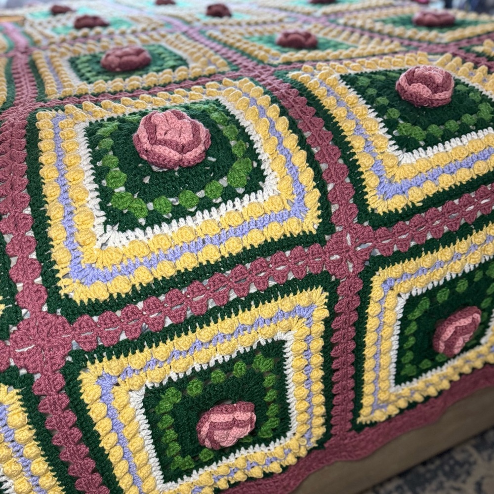 RARE Circa 1980’s Massive Crochet Comforter and Matching Pillow Shams - Picture 7 of 13